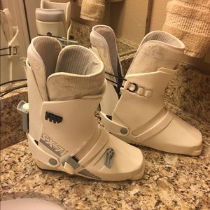 Ladies ski boots